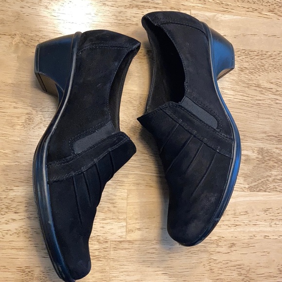 Clarks slip on black suede shoes - Picture 3 of 10